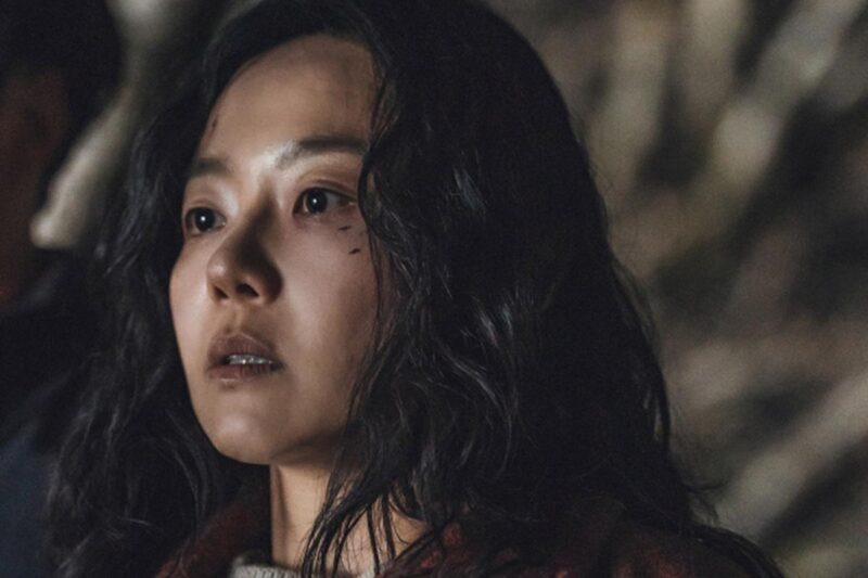キム・デミョン、共演者と“血まみれ”姿に現場騒然…映画『結婚の完成』撮影現場を公開