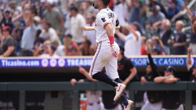 MLB史上初の快挙！9回2死満塁からの逆転サヨナラ満塁弾で120年の歴史を覆す奇跡