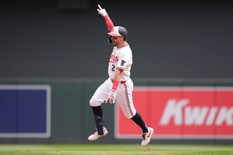 MLB史上初の快挙！9回2死満塁から逆転サヨナラ満塁弾、120年の歴史を覆す奇跡が誕生