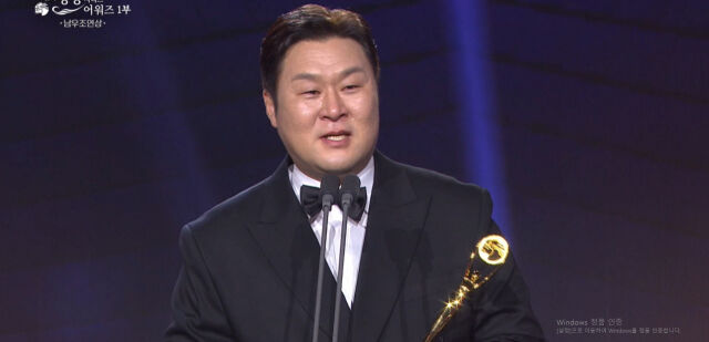 ユン・ギョンホ、青龍シリーズアワード助演男優賞に感激の涙「信じられない…格好悪くてすみません」