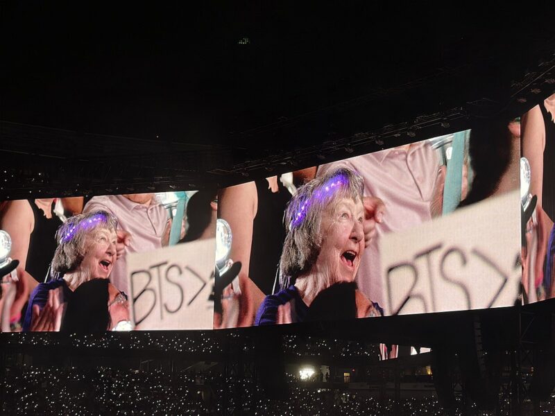BTS、グラミー不参加後初のスタジアム公演で「エイリアンズ」披露…アーミーが差別と偏見に立ち向かう意志を世界に示す