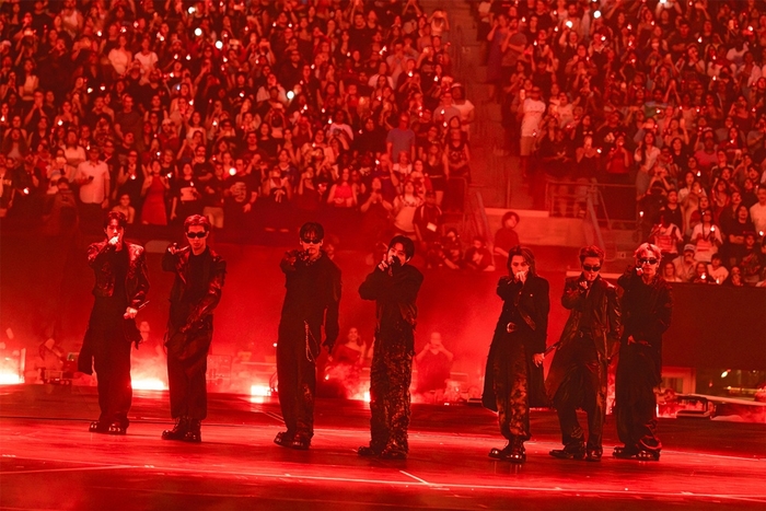 BTS、グラミー不参加後初のスタジアム公演で「エイリアンズ」披露…アーミーが差別と偏見に立ち向かう意志を世界に示す