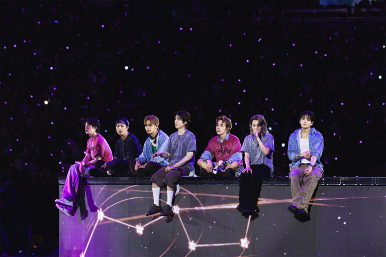 BTS、グラミー不参加後初のスタジアム公演で「エイリアンズ」披露…アーミーが差別と偏見に立ち向かう意志を世界に示す