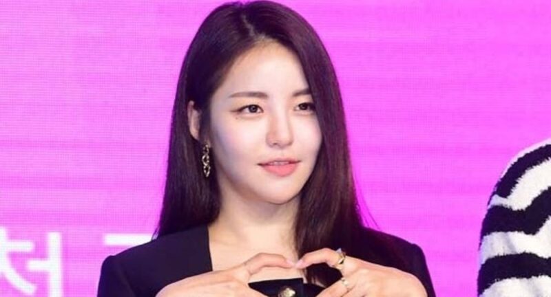 「アイドル→女優転向」の有名女性スター、1年3か月ぶり「ウォーターボム」ステージに物議…「微妙」