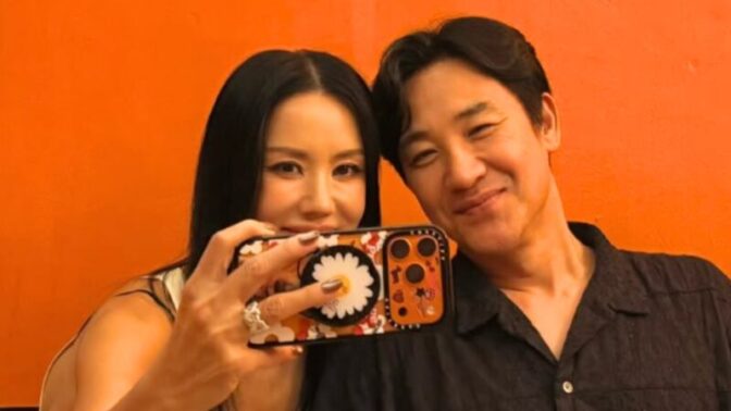 オム・ジョンファ、試写会に駆けつけた弟オム・テウンとの密着ツーショットを公開「大きな力になった」