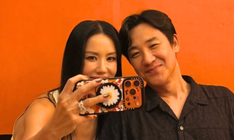 オム・ジョンファ、試写会に駆けつけた弟オム・テウンとの密着ツーショットを公開「大きな力になった」