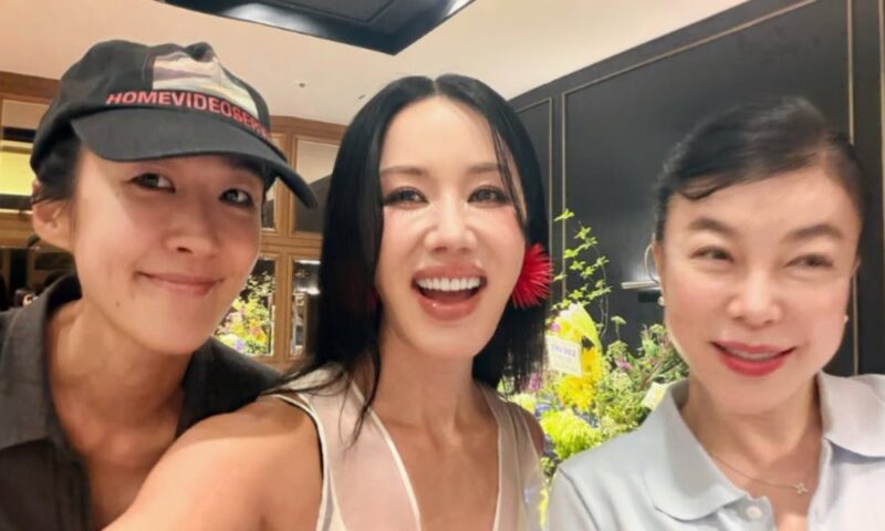 オム・ジョンファ、試写会に駆けつけた弟オム・テウンとの密着ツーショットを公開「大きな力になった」