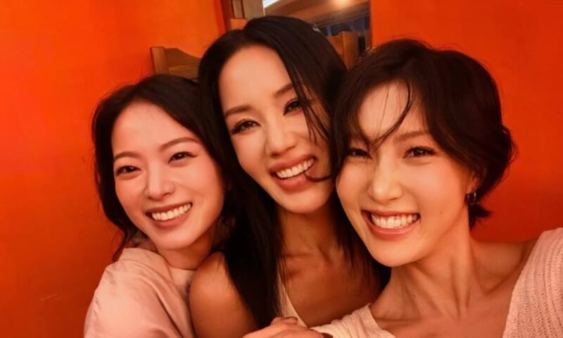 オム・ジョンファ、試写会に駆けつけた弟オム・テウンとの密着ツーショットを公開「大きな力になった」