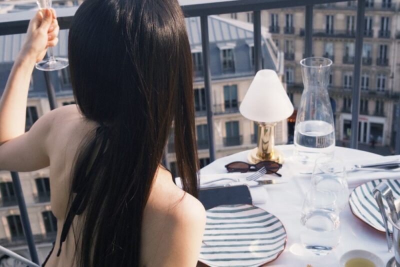 俳優チョ・ヘジョン、7kg減量で驚きの変身！大胆なバックレス姿に視線集中