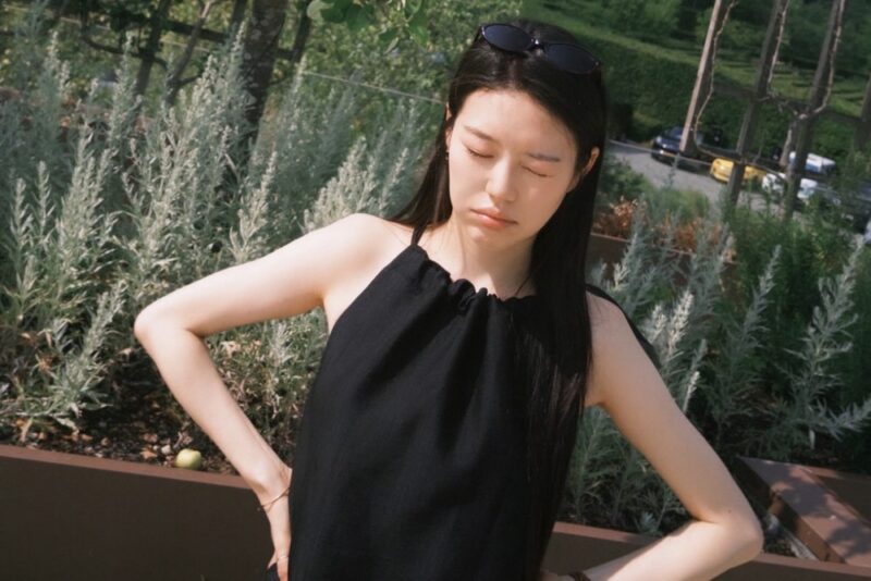 「父の騒動」俳優の娘、7kg減量で雰囲気一変…超スリム→大胆バックレス姿を披露