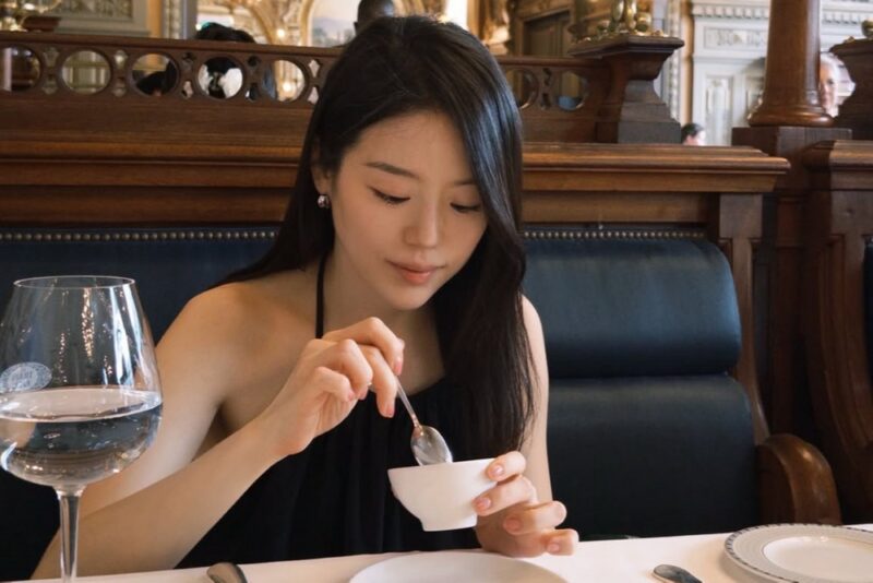 「父の騒動」俳優の娘、7kg減量で雰囲気一変…超スリム→大胆バックレス姿を披露