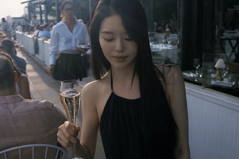 「父の騒動」俳優の娘、7kg減量で雰囲気一変…超スリム→大胆バックレス姿を披露