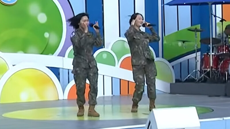韓国版「のど自慢」に出演した女性軍人たちがストレス発散!? 国民が熱狂