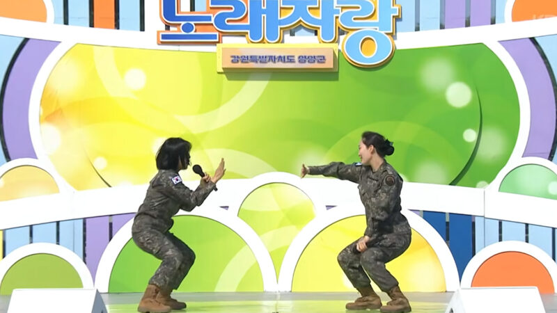 韓国版「のど自慢」に出演した女性軍人たちがストレス発散!? 国民が熱狂
