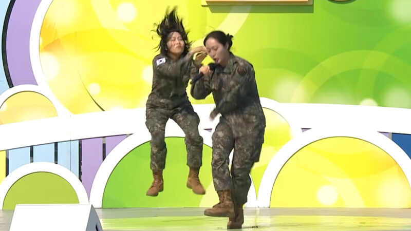 韓国版「のど自慢」に出演した女性軍人たちがストレス発散!? 国民が熱狂