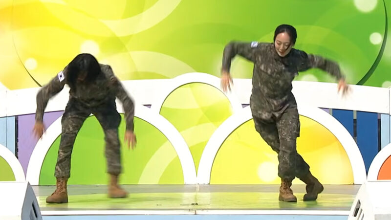 韓国版「のど自慢」に出演した女性軍人たちがストレス発散!? 国民が熱狂