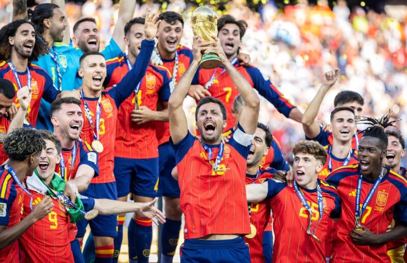 W杯優勝・ゴールデンボールのロドリを巡り「エル・クラシコ」勃発？バルサがマンCに獲得の意思を伝達