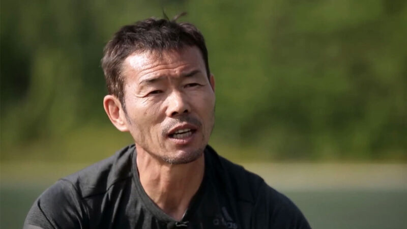 記者会見で涙を流すパク・セリ