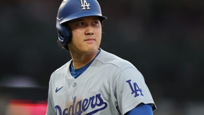ドジャース、大谷翔平の投手復帰に再び暗雲…キャッチボール再開は未定、ロバーツ監督も明言避ける