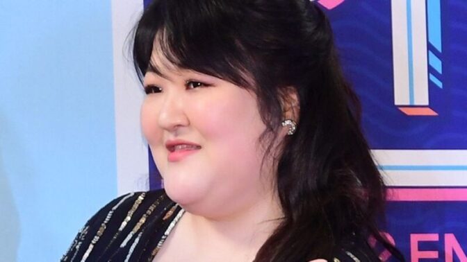 イ・グクジュ、11歳差の弟と仲良し旅行！そっくりすぎる“瓜二つ美貌”のツーショットが話題に