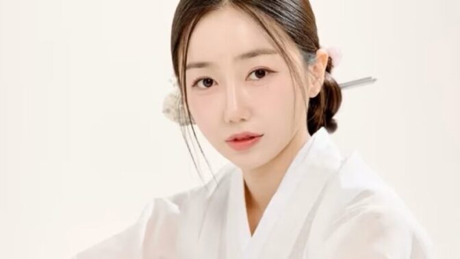 「ゴル蹴る彼女たち」出演の才女パク・ソフィ、突然の巫女転身…衝撃の告白にファンも涙