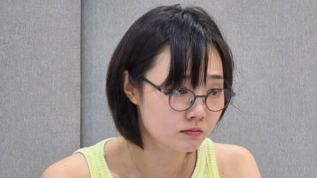 母の「KTX騒動」に続き今度は娘…女優イ・ギョンシルの娘ソン・スア、美術館のベンチに“靴下姿の足”を乗せて賛否両論