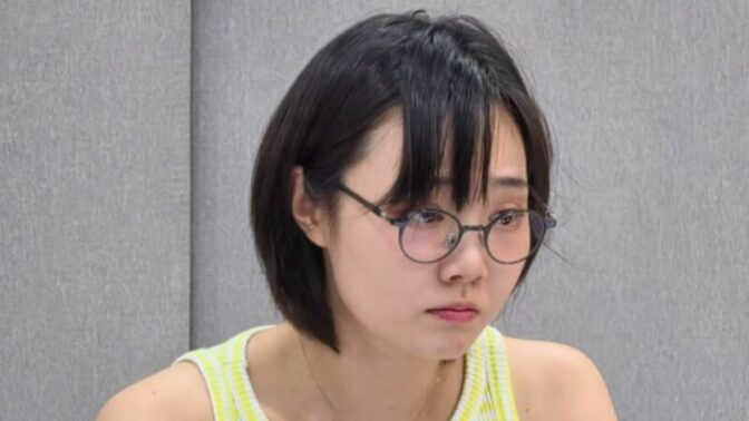 母の「KTX騒動」に続き今度は娘…女優イ・ギョンシルの娘ソン・スア、美術館のベンチに“靴下姿の足”を乗せて賛否両論