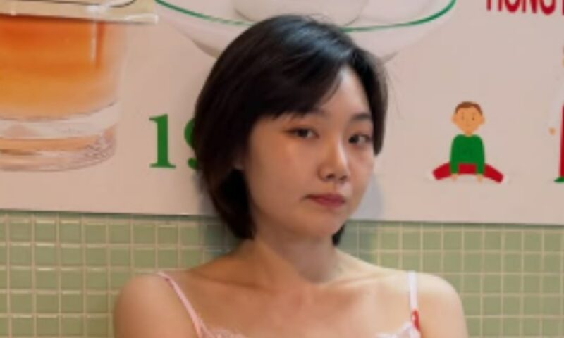 母의「KTX騒動」に続き今度は娘…女優イ・ギョンシルの娘ソン・スア、美術館のベンチに“靴下姿の足”を乗せて賛否両論