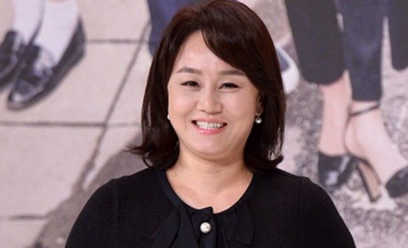 母の「KTX騒動」に続き今度は娘…女優イ・ギョンシルの娘ソン・スア、美術館のベンチに“靴下姿の足”を乗せて賛否両論