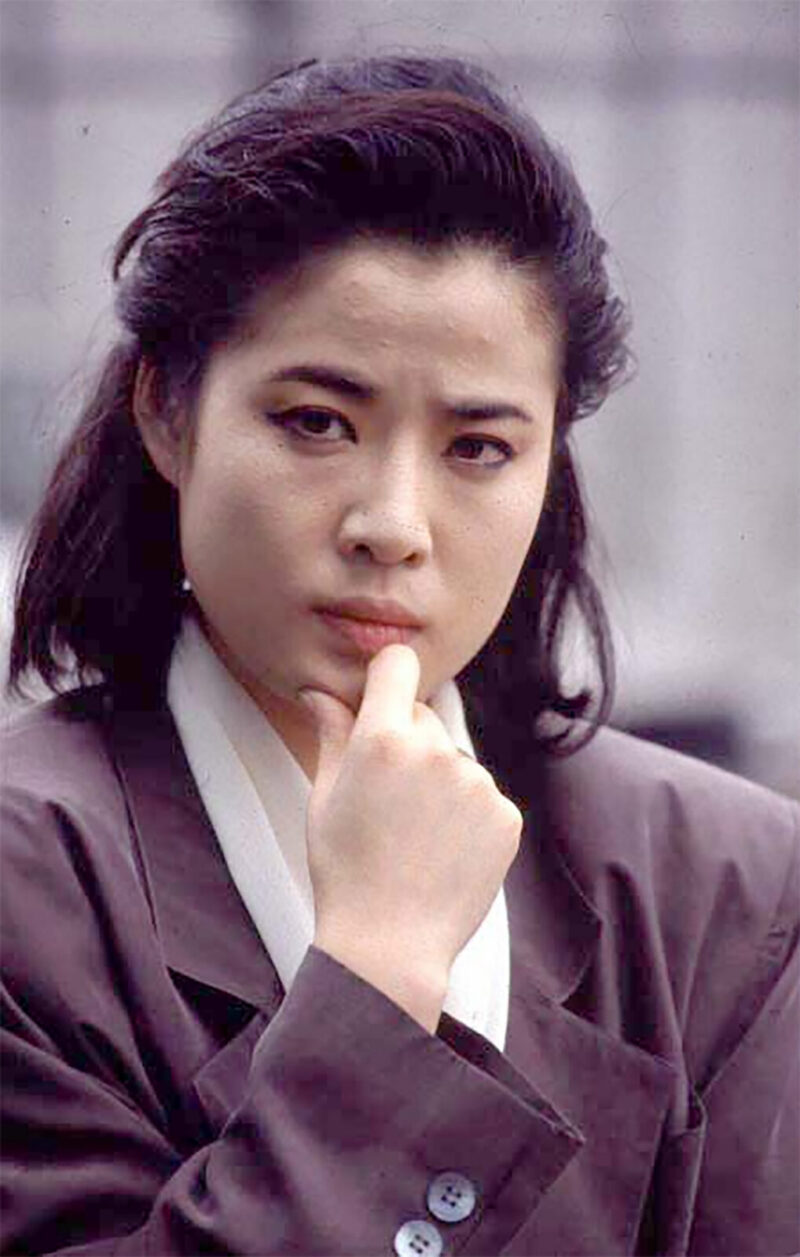 母と父の家出を防ぐため椅子に縛り付け、14年間介護した芸能人