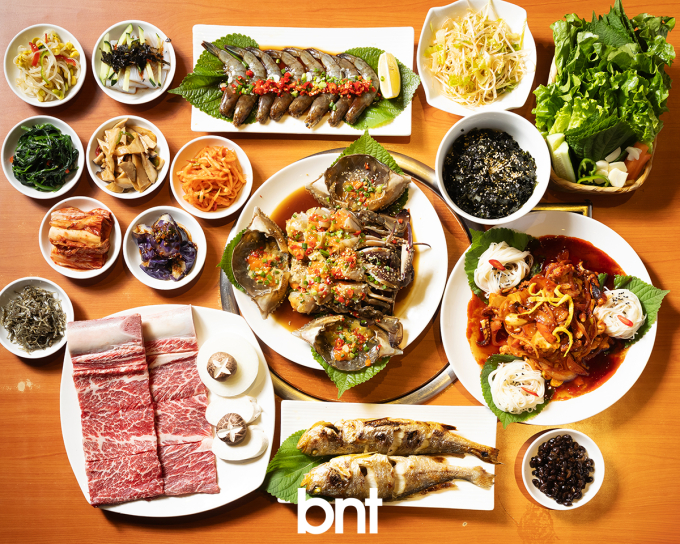 【bntグローバル 香港Kフードテーブル】地球村Kグルメ⑥ 「料理は正直さ」…尖沙咀に咲いた白髪の女社長が届ける南道の味、「石垣道（トルダムギル）」イ・ヨンヒ代表