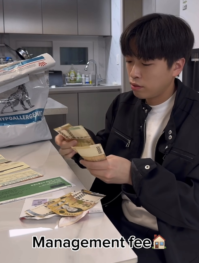 グローバルクリエイターのTigom、請求書の山を前に現金積み上げ「悲しい」…「固定費の悩み」に共感の声