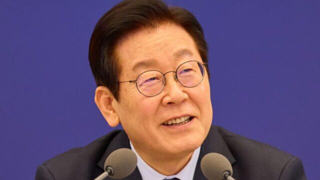 イ・ジェミョン氏、中国人女性たちと「並んで」…SNSで拡散