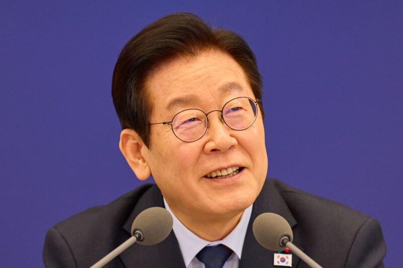 イ・ジェミョン氏、中国人女性たちと「並んで」…SNSで拡散