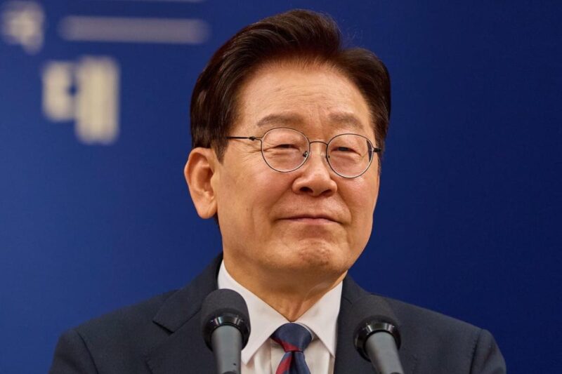 イ・ジェミョン氏、中国人女性たちと「並んで」…SNSで拡散