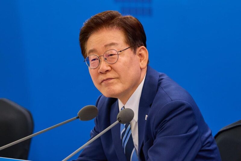 イ・ジェミョン氏、中国人女性たちと「並んで」…SNSで拡散