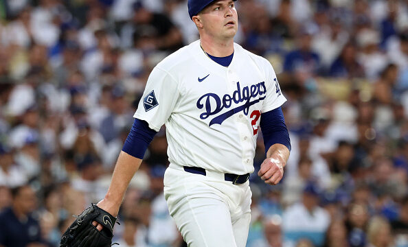 ドジャース本拠地デビューのスクーバル、5回3失点6奪三振と奮闘！打線の援護でチームは劇的逆転勝利