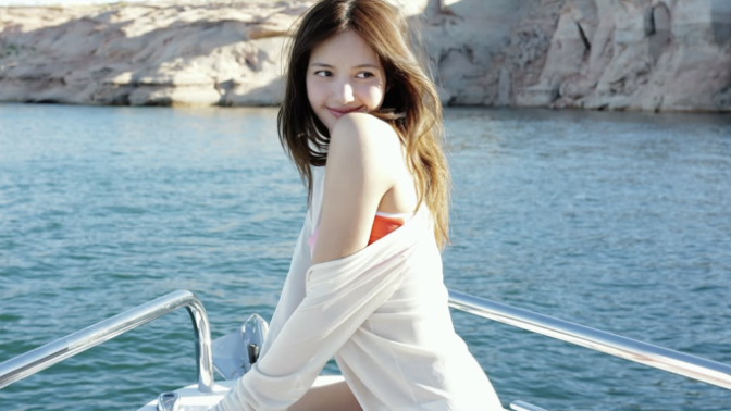BLACKPINKリサ、ボート上でのピンク水着姿を披露　贅肉ゼロの完璧ボディに釘付け