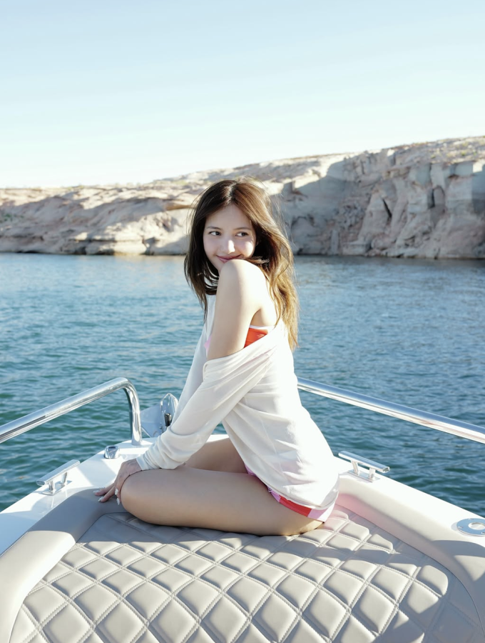 BLACKPINKリサ、ボート上でのピンク水着姿を披露　贅肉ゼロの完璧ボディに釘付け
