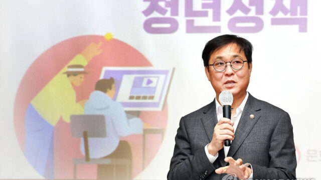 崔輝永（チェ・フィヨン）文化体育観光部長官、若手芸術家と対面　現場の声に耳を傾ける