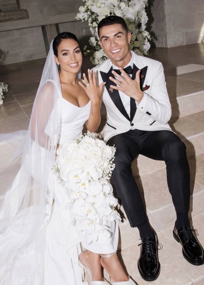 「結婚したロナウド」が大人な対応…父を亡くしたメッシに「君と家族に大きな抱擁を、頑張れ」と激励