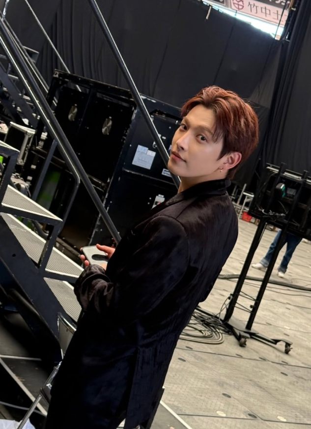 ATEEZホンジュン、肋骨骨折の負傷を押してステージへ　強行出場に心配の声