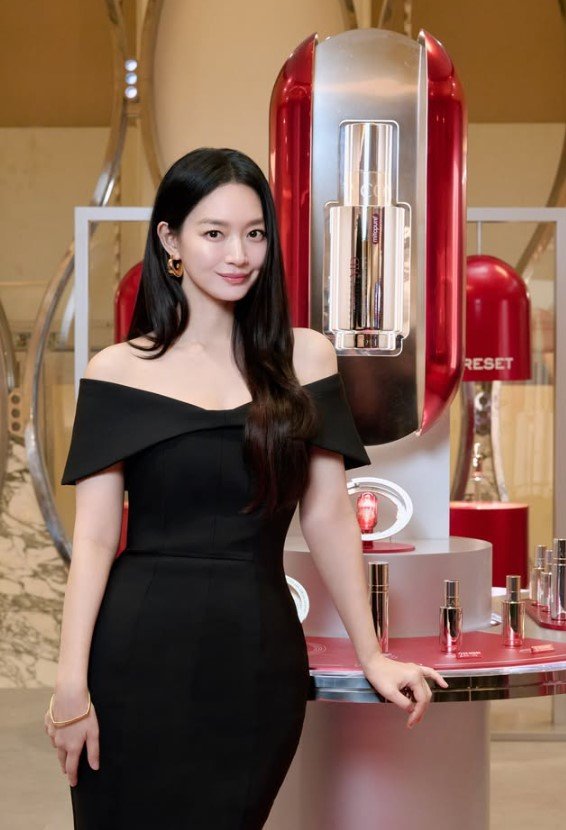 シン・ミナ、優雅なドレス姿を披露
