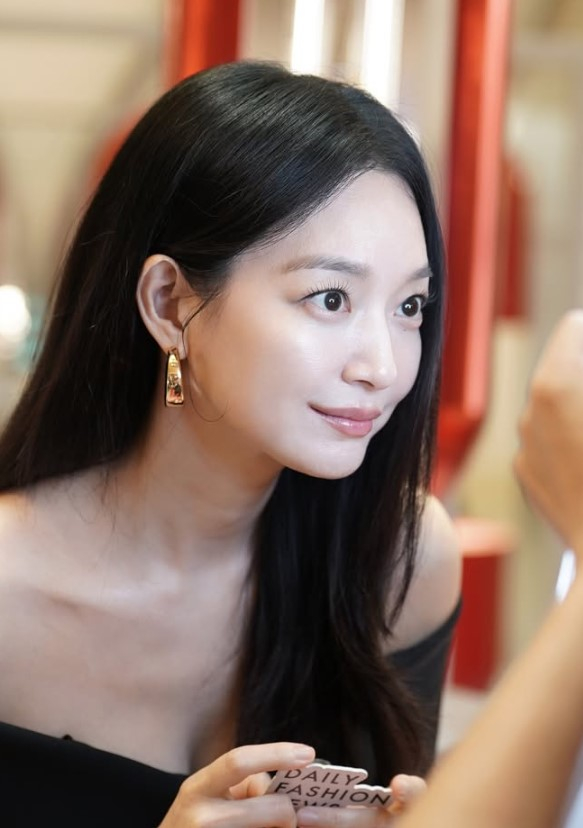 シン・ミナ、優雅なドレス姿を披露