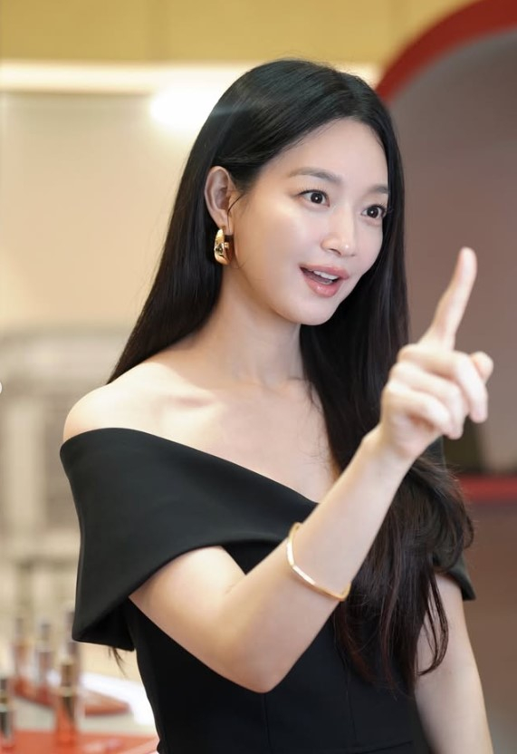 シン・ミナ、優雅なドレス姿を披露