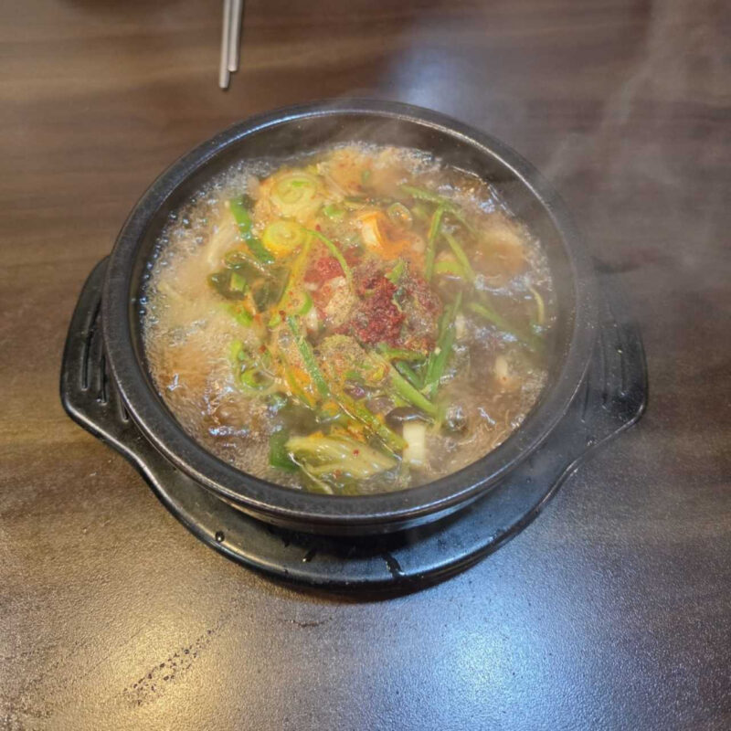「焼酎もう一本！」飲みすぎた翌朝に食べたい、韓国各地の絶品ヘジャンク（二日酔い解消スープ）特集