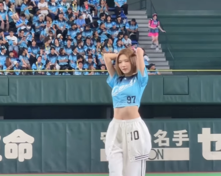 Hearts2hearts ジウ、東京ドームで華麗な始球式！4万人の大観衆を前に日本デビュー曲「RUDE!」のパフォーマンスも披露