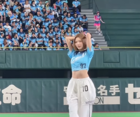 Hearts2hearts ジウ、東京ドームで華麗な始球式！4万人の大観衆を前に日本デビュー曲「RUDE!」のパフォーマンスも披露