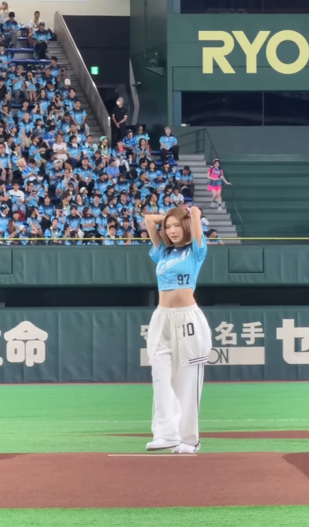 Hearts2hearts ジウ、東京ドームで華麗な始球式!4万人の大観衆を前に日本デビュー曲「RUDE!」のパフォーマンスも披露