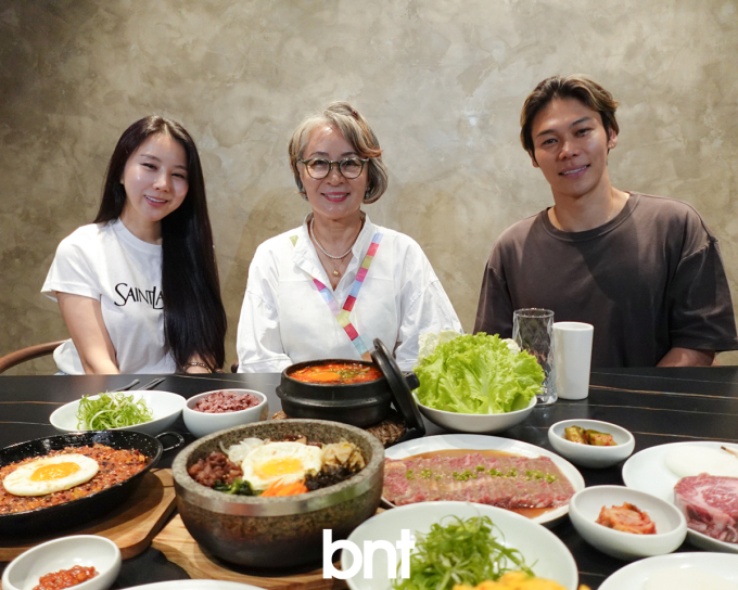 【地球村Kグルメ⑧】渡辺謙＆渡辺大、マニラで韓国料理に舌鼓…「WOORI」で分かち合った味と絆